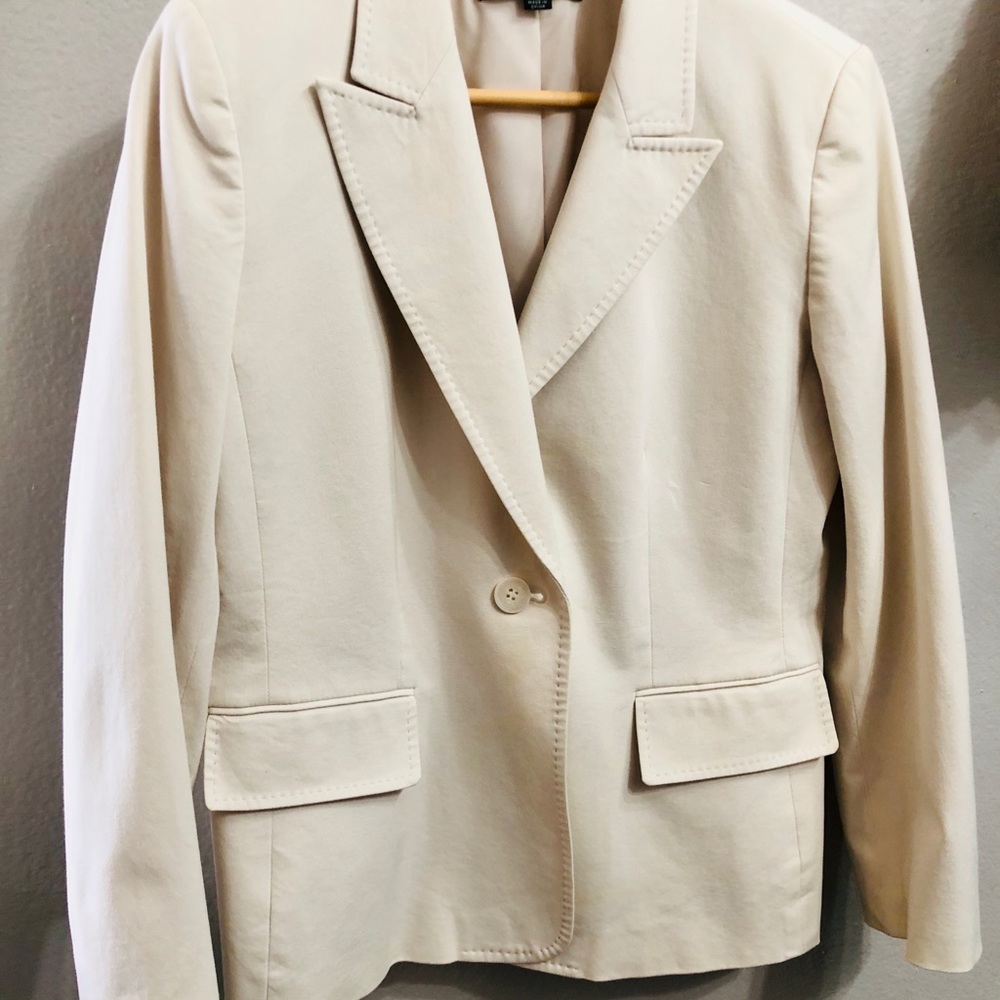 Gorgeous Anne Klein cream blazer